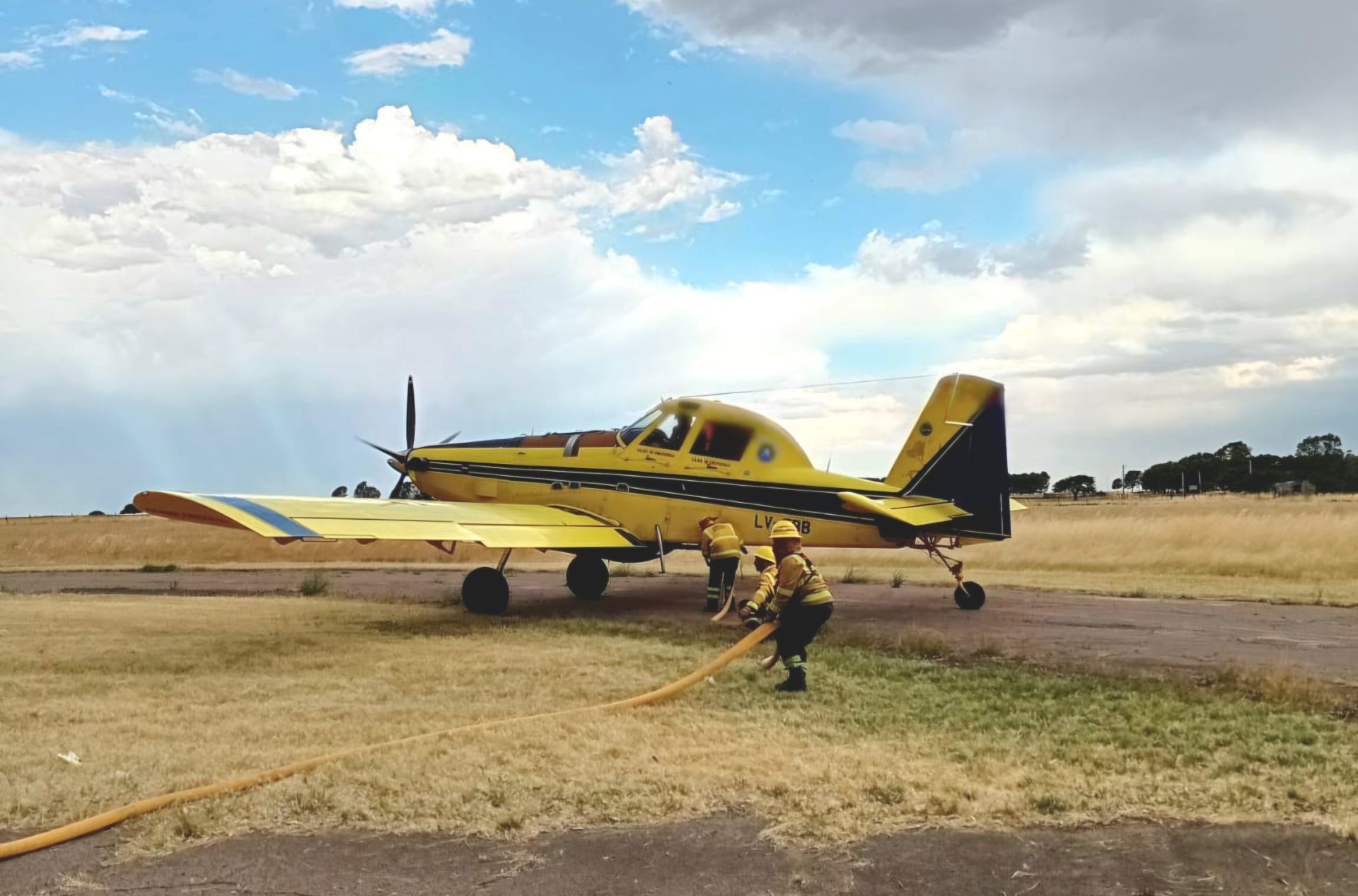Un avión hidrante se suma al combate de un incendio rural en la zona de Jacinto Arauz