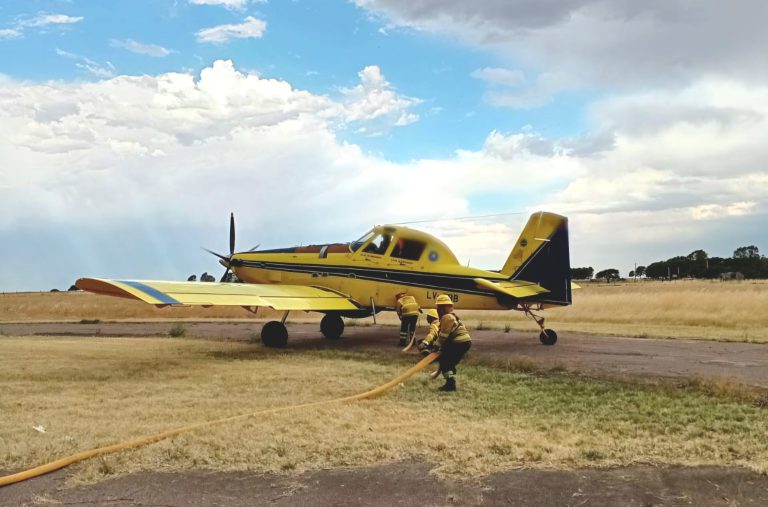 Un avión hidrante se suma al combate de un incendio rural en la zona de Jacinto Arauz