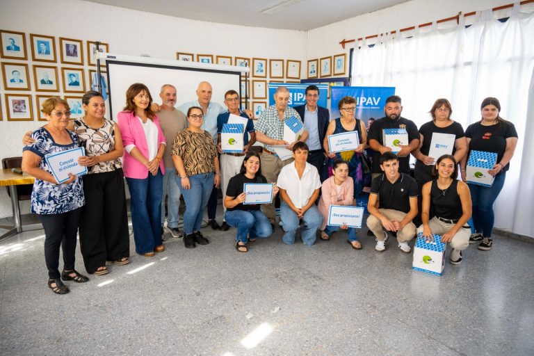 Ocho familias de Trenel recibieron las escrituras de sus viviendas y desde el IPAV destacaron la importancia del pago de cuotas