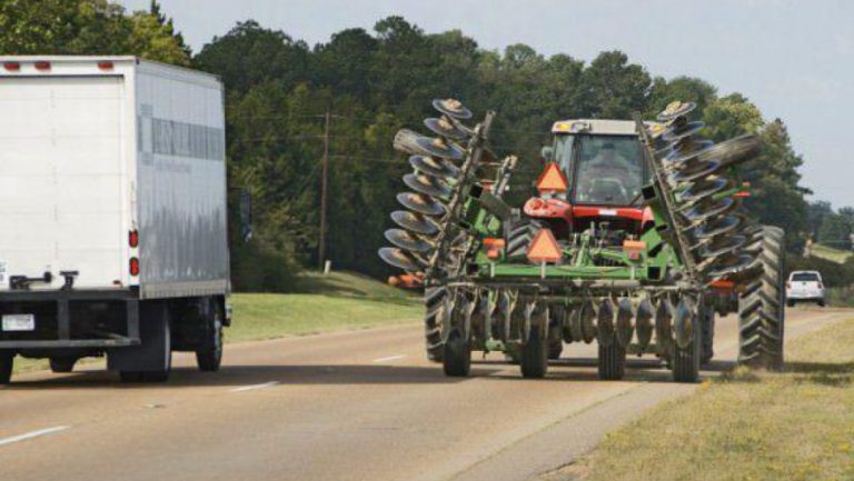 Seguridad Vial: recuerdan la normativa vigente para la circulación de maquinaria agrícola en rutas