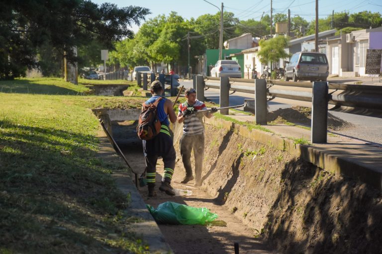 La “ciudad invisible”: Pico mantiene una red de 37 kilómetros de desagües y nivela 1.100 cuadras de tierra
