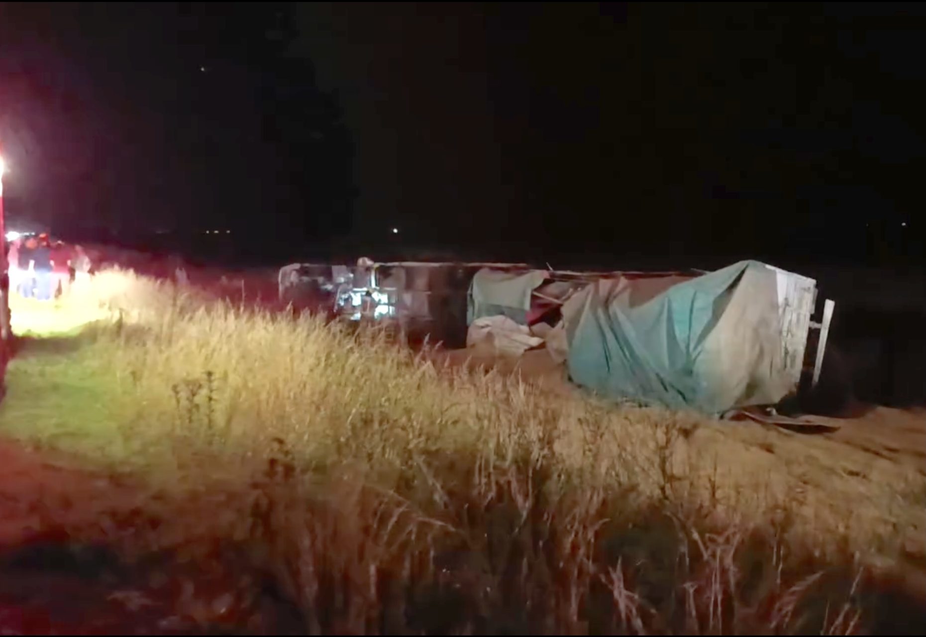 Accidente en Ruta 33: un camión de General Pico volcó y el chofer del otro rodado debió ser reducido tras agredir a bomberos