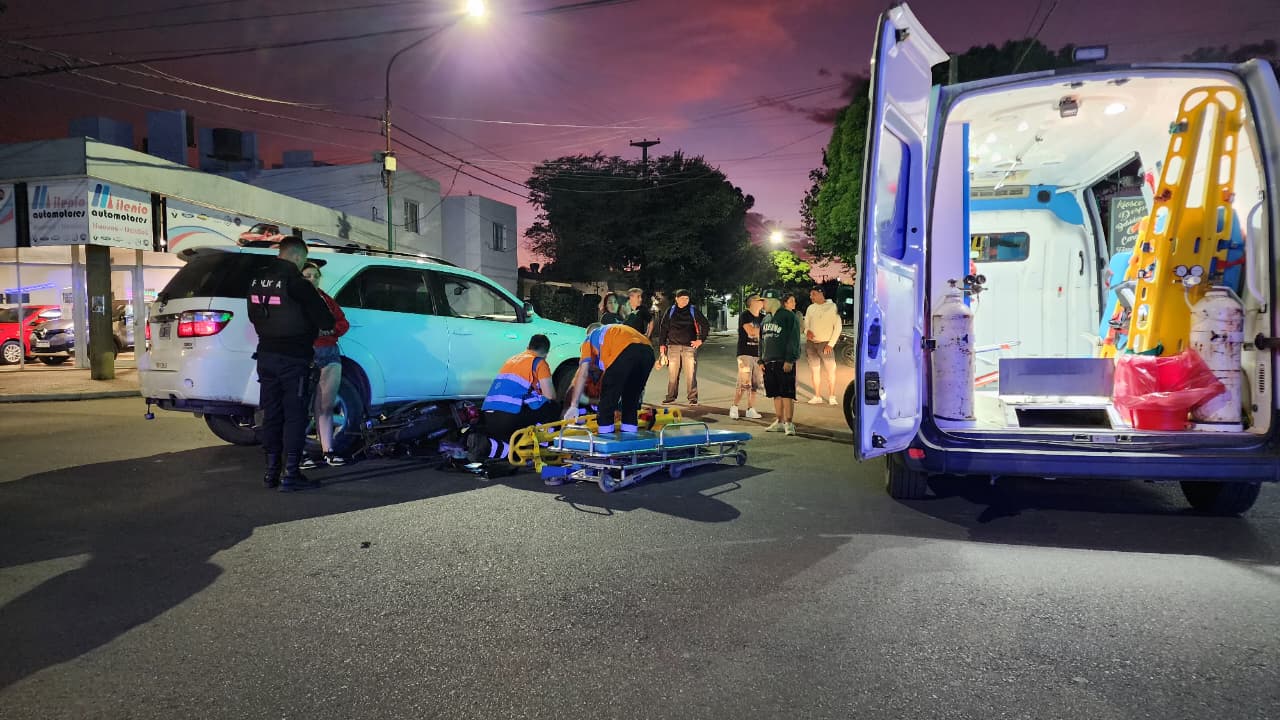 Madrugada accidentada: dos personas hospitalizadas tras un fuerte choque en calle 9 y 106