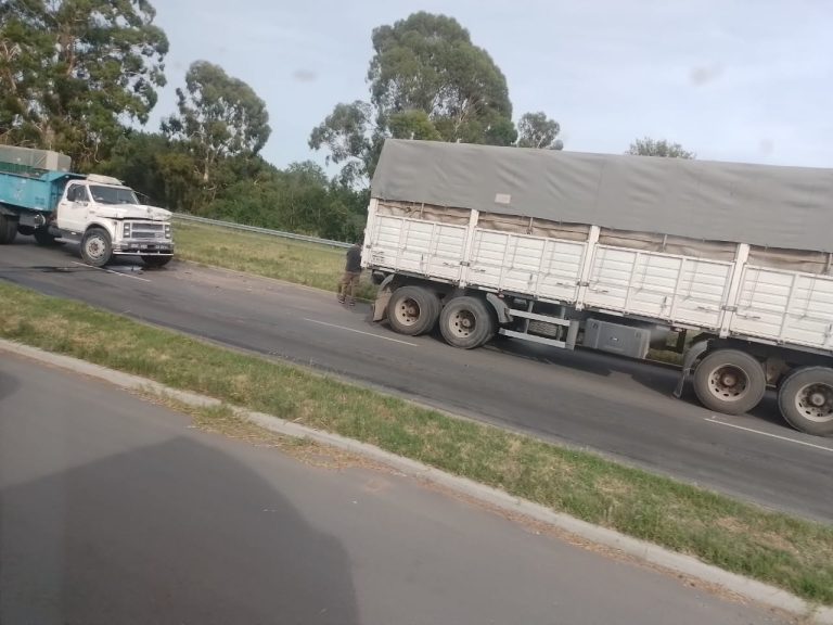 Siniestro vial en Ruta 1: un camión embistió a otro en el acceso a General Pico