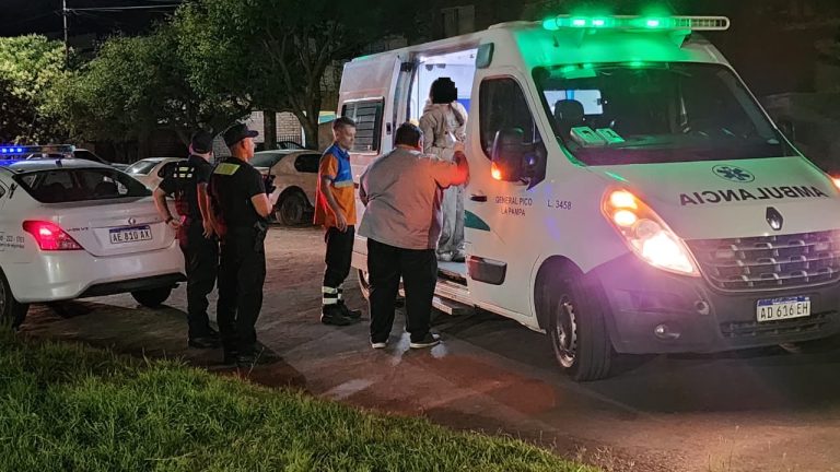 Confuso episodio tras un choque en calle 5 y 116: los conductores se habrían retirado y una joven fue hospitalizada