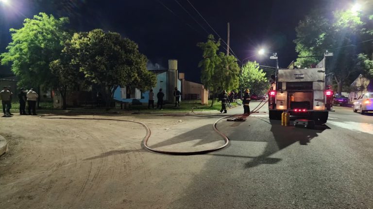Incendio en una vivienda de calle 2 y Tiscornia: trabajaron dos dotaciones de bomberos