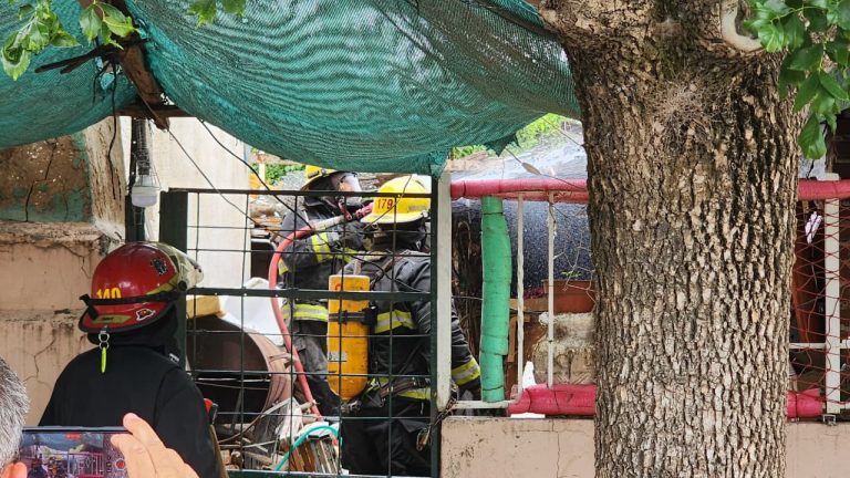 Bomberos acudieron a un incendio en calle 4 entre 35 y 37
