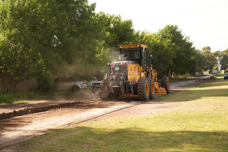 Avanzan las obras de mantenimiento en calles de tierra y limpieza de canales en General Pico