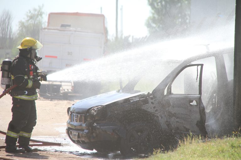 Incendio vehicular en zona de la rotonda “El Aeroplano”: una mujer sufrió quemaduras y el auto tuvo pérdidas totales