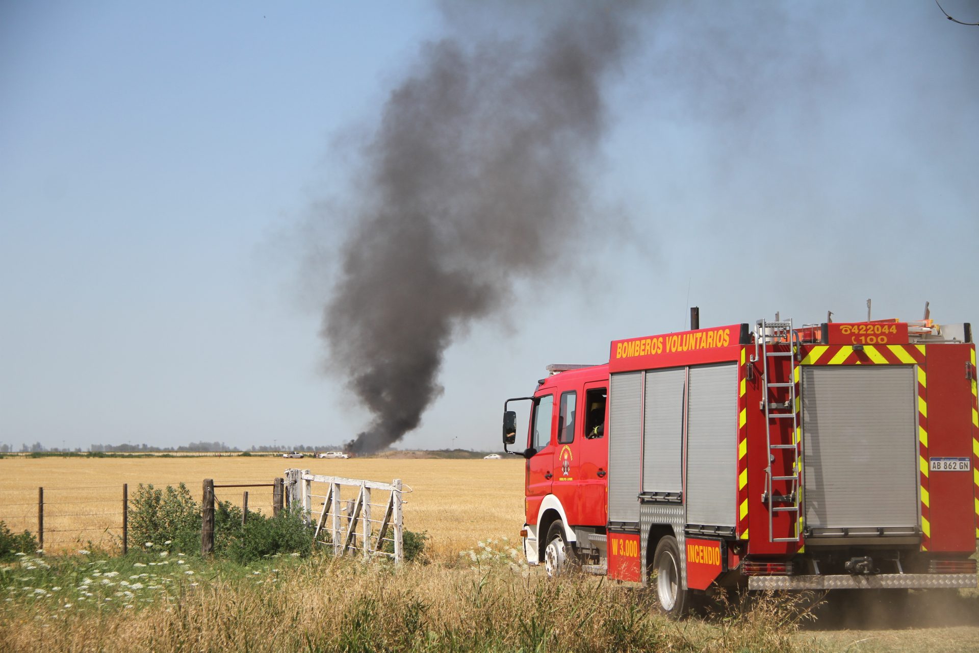 Voraz incendio de una cosechadora en la Ruta Provincial 4: las pérdidas serían totales