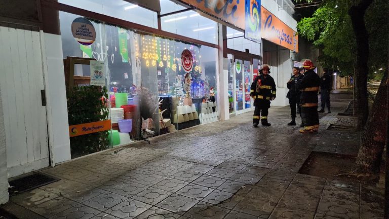 Principio de incendio en un comercio céntrico: el rápido accionar policial evitó que las llamas se propagaran