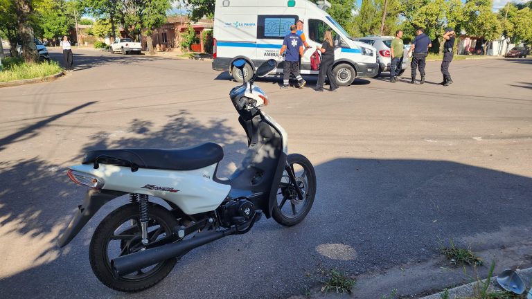 Violento siniestro en calles 23 y 102: un motociclista terminó dentro del habitáculo del auto tras el impacto