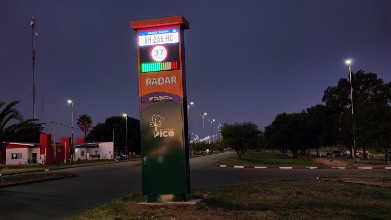 Pusieron en marcha nuevo tótem de seguridad vial frente al Paseo Belgrano: tecnología preventiva y registro de datos