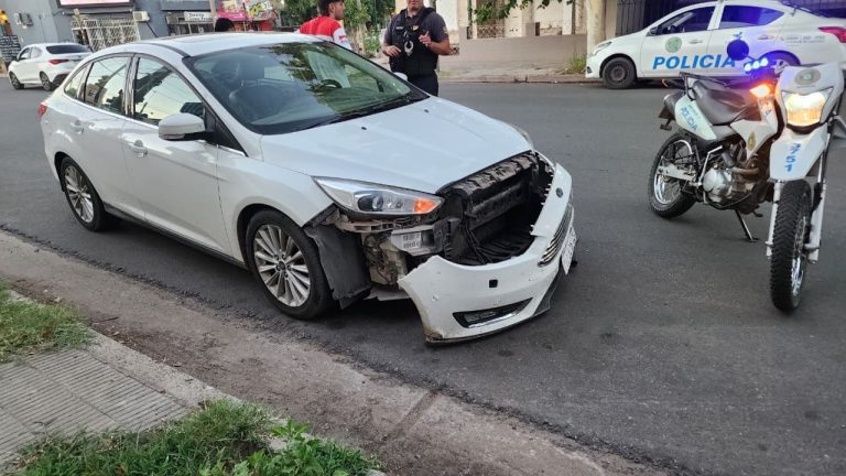 Siniestro vial: un automóvil y una motocicleta colisionaron en la intersección de calles 2 y 9
