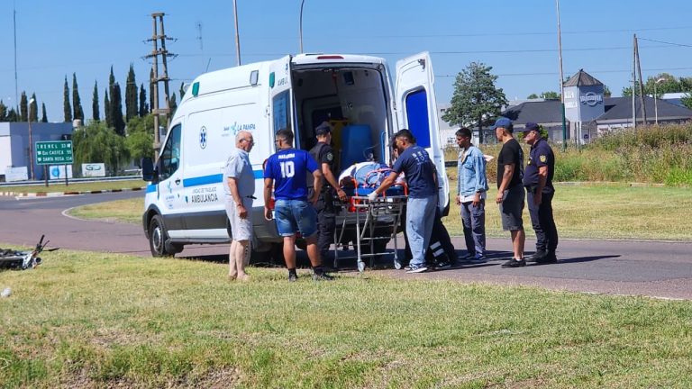 Un joven motociclista sufrió una grave lesión tras chocar contra una columna en la Avenida Brunengo