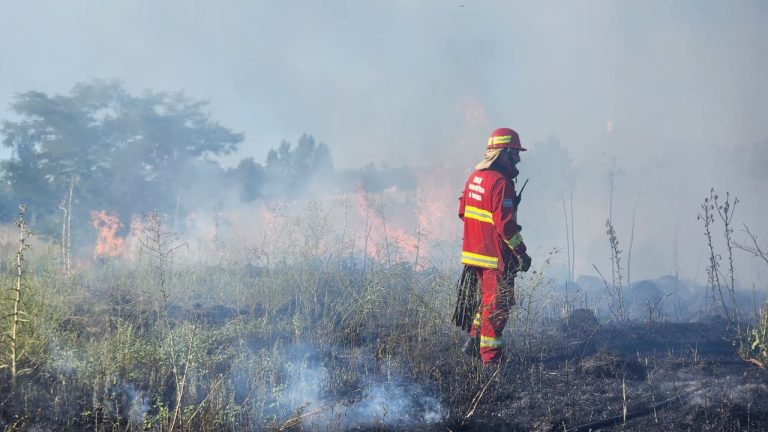 Bomberos Voluntarios controlaron un incendio cercano a máquinas agrícolas en la Avenida Circunvalación
