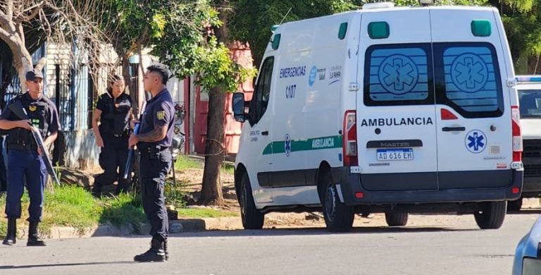 Violenta pelea en el barrio Peñi Ruca termina con una joven apuñalada: la policía busca el cuchillo utilizado