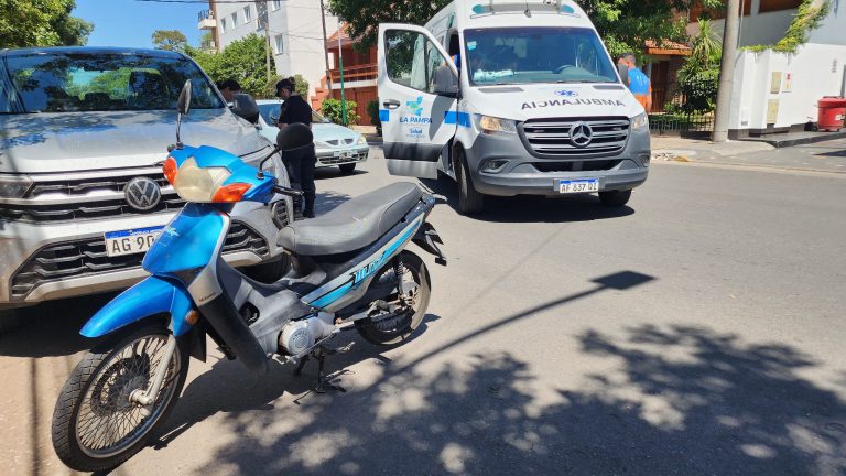 Una mujer y sus dos hijos protagonizaron un siniestro vial en calle 11: el uso del casco fue clave