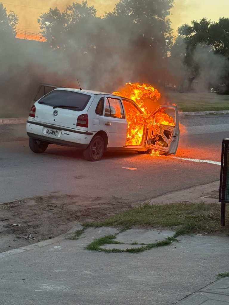Susto en Intendente Alvear: un auto se incendió por completo en plena Avenida España y una familia logró salir ilesa