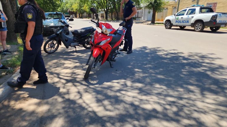Choque entre dos motos en calles 6 y 115: una joven fue trasladada con escoriaciones