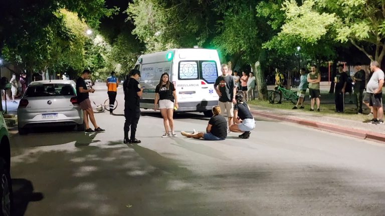Accidente en General Pico: un motociclista y una ciclista colisionaron anoche