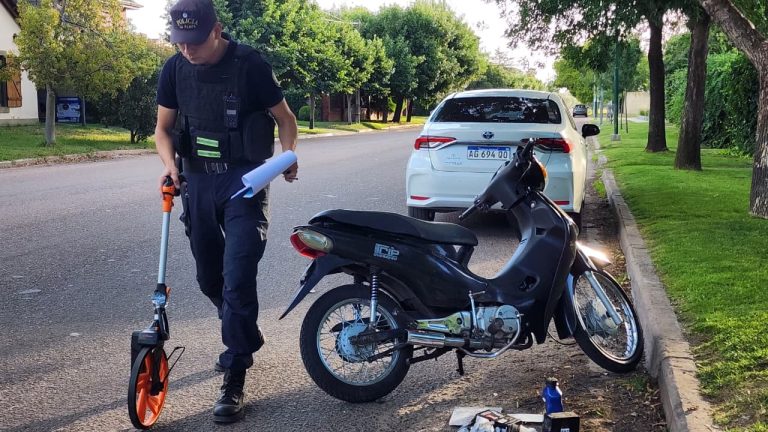 Una motociclista de 17 años fue hospitalizada tras chocar contra el cordón para evitar a un auto