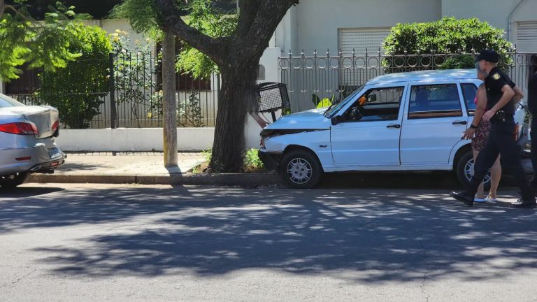 General Pico: perdió el control de su auto, chocó a un vehículo estacionado y terminó arriba de la vereda