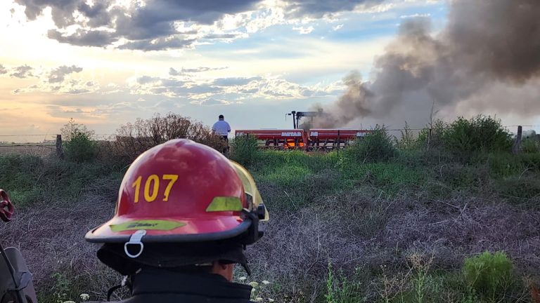 Un tractor se incendió mientras realizaba tareas de siembra en un campo cercano a General Pico