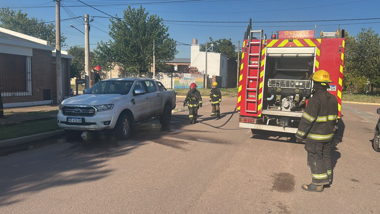 Susto en Dorila: se incendió una camioneta en la vía pública