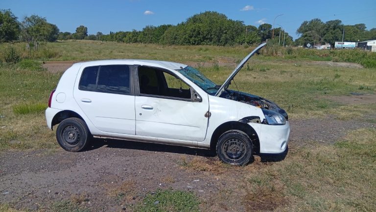 Joven despistó y volcó en la rotonda del aeroplano: afortunadamente resultó ileso