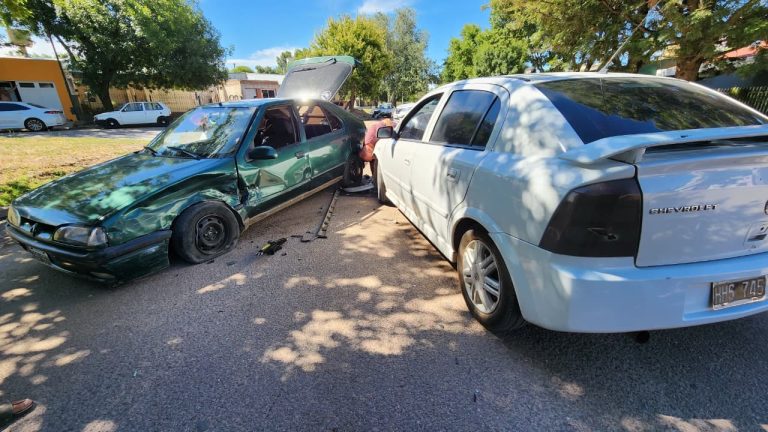 Fuerte choque en la esquina de 33 bis y 500: solo se registraron daños materiales