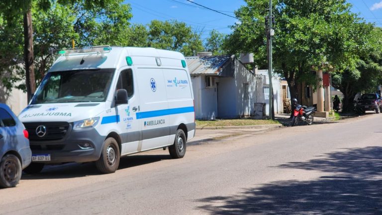 Una mujer fue hospitalizada con un traumatismo facial tras caer de su moto