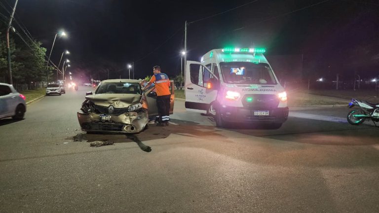 Fuerte colisión entre un auto y una camioneta en la esquina de las calles 9 y 44