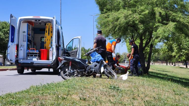 Un motociclista despistó violentamente en la calle 9 y fue hospitalizado: el casco se partió