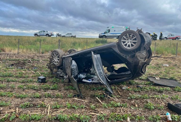Siniestro vial en la Ruta Provincial 2: un vehículo con cuatro ocupantes volcó entre Embajador Martini e Ingeniero Luiggi