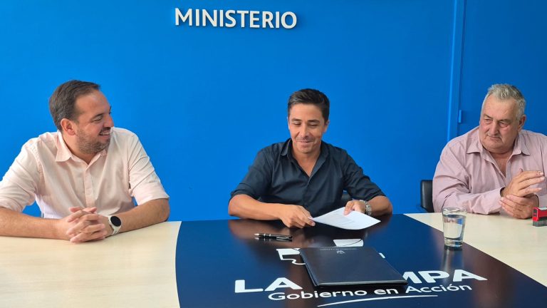 Santa Rosa: firman el contrato para construir un nuevo Centro de Salud en el barrio Santa María de las Pampas