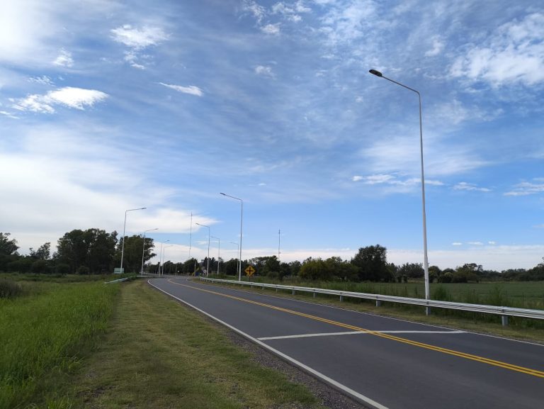 Finalizó la obra de iluminación en el acceso a Falucho: mayor seguridad y tecnología LED