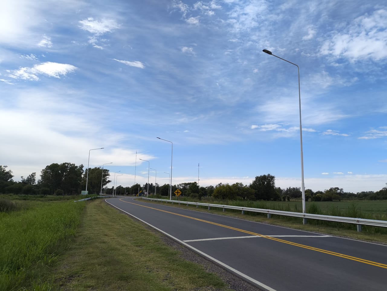 Finalizó la obra de iluminación en el acceso a Falucho: mayor seguridad y tecnología LED
