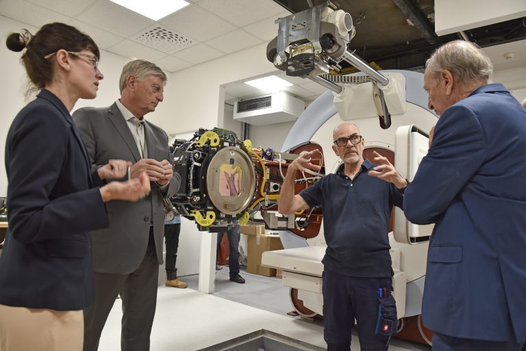 Avanza a paso firme el Centro Radioncológico: llegan técnicos australianos y el gobierno inyecta otros $435 millones