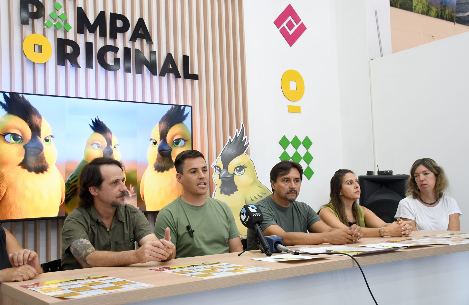 Turismo presentó a “Chos”, el cardenal amarillo que representará a la provincia