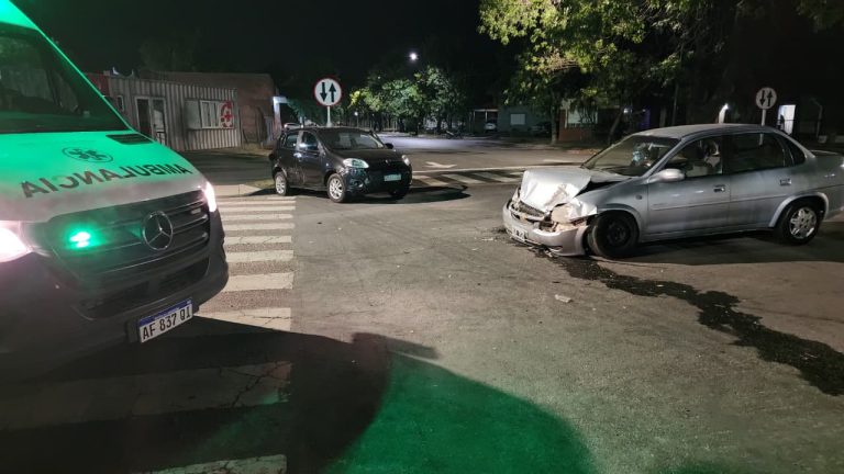 Fuerte choque en la madrugada de año nuevo: tres personas trasladadas al hospital tras una colisión en calle 7 y 108