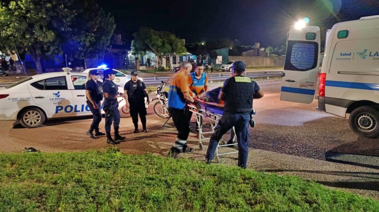 Madrugada accidentada: un motociclista fue hospitalizado tras un choque en calles 102 y 107