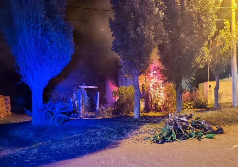 Voraz incendio en Victorica: una jubilada perdió su casa tras la explosión de un freezer