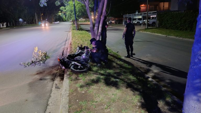 Menor de 14 años chocó con una moto robada: el dueño apareció en el lugar del accidente mientras trabajaba la policía