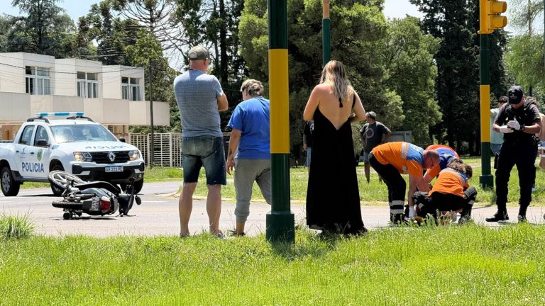 Violento choque en Ruta 1 y calle 10: un joven motociclista fue trasladado en estado crítico
