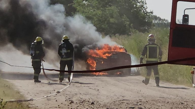 Voraz incendio destruyó por completo un vehículo en la zona de Pueblo Nuevo