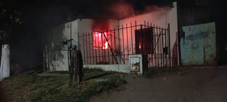 Voraz incendio consumió gran parte de una vivienda en  General Pico