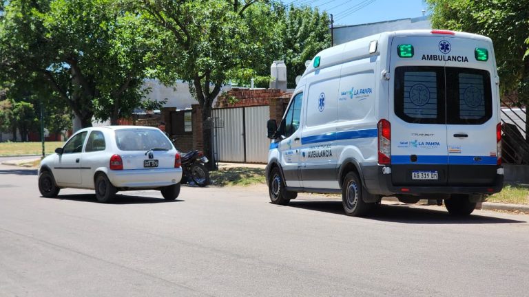 Fuerte choque en General Pico: un auto y una moto colisionaron de frente y el motociclista solo sufrió un corte