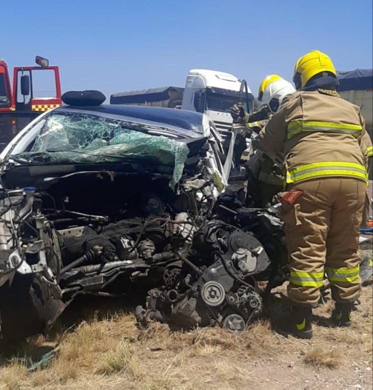Grave choque frontal en la Ruta del Desierto: rescatan al conductor de un auto tras colisionar con un camión de YPF