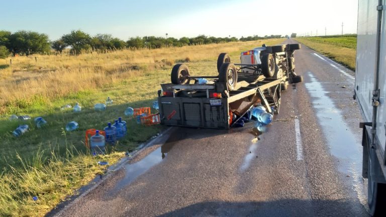 Vuelco en la ruta 102: una camioneta que transportaba agua se accidentó entre Metileo y Monte Nievas